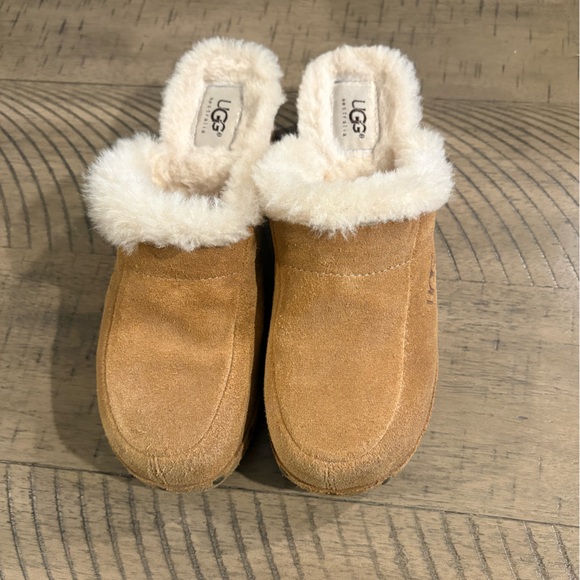 Ugg Australia Sherpa Lined Kalie Chestnut Suede Studded Clogs w/ Wooden Heel - Picture 2 of 10